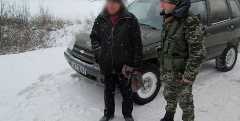 На північному кордоні Чернігівщини затримали чоловіка з боєприпасами