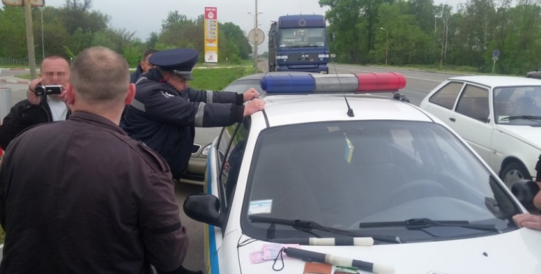 Перевертні у поліцейських погонах промишляли на автодорогах області