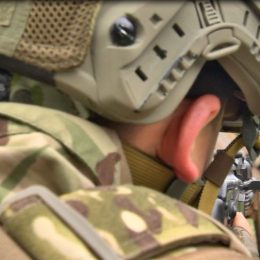 Українські військові провели випробування шоломів. Відео