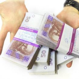 Беручи кредит в банку, позичальник переплачує не лише за свій кредит