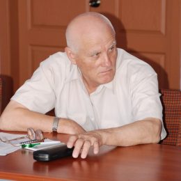 «А їсти й самотнім хочеться, отож цибулю кришу…»