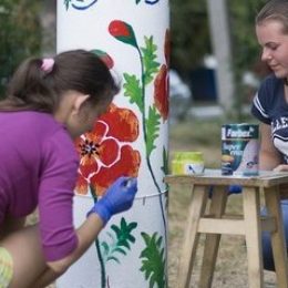 У Городні на Чернігівщині вуличні стовпи стали різнобарвними
