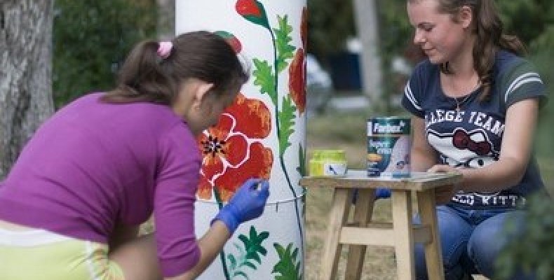 У Городні на Чернігівщині вуличні стовпи стали різнобарвними