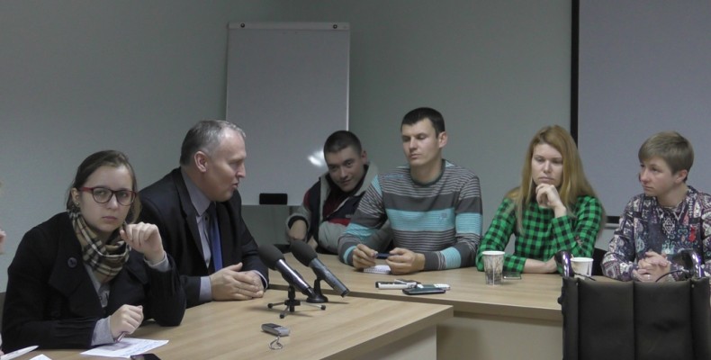 Депутати Чернігівської міськради пересіли на інвалідні коляски