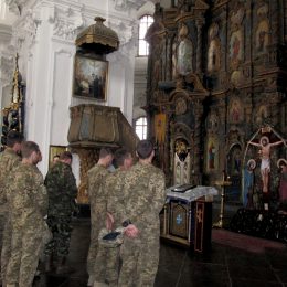 Офіцери в жіночому монастирі вшанували пам’ять загиблих на Сході воїнів