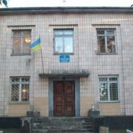 Що коїться навколо районної бібліотеки у Мені?