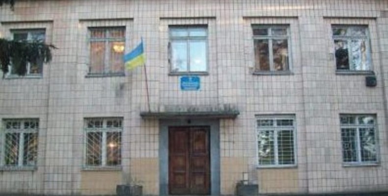 Що коїться навколо районної бібліотеки у Мені?