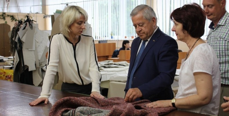 Підтримаємо своє! Анатолій Кінах завітав на швейну фабрику «Елегант» у Чернігові