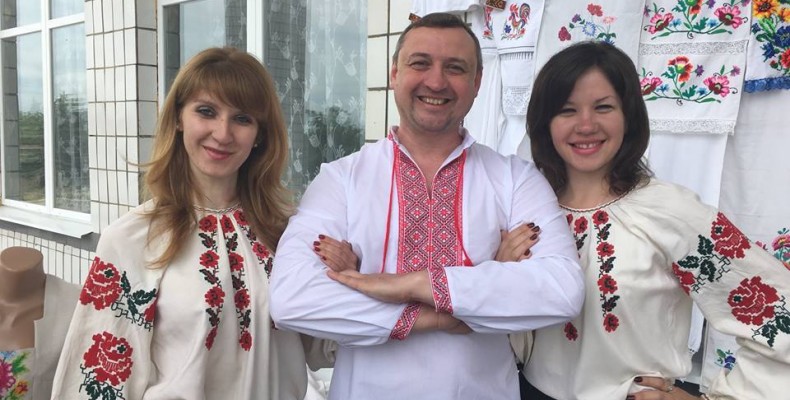 Від самого початку війни він рятує людей. Чужих людей. Їхні тіла й душі