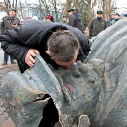На бронзових фрагментах від пам`ятника Леніну розбагатіти не вдалося