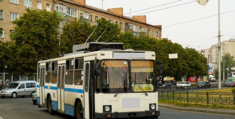 Мужній і чуйний кондуктор працює в тролейбусі Чернігова