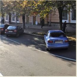 Будьте уважні, водії! Паркуватися на окремих вулицях міста заборонено!