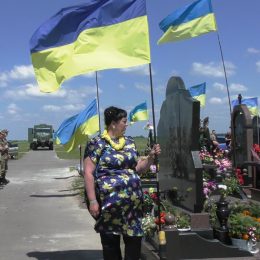 У Чернігові відкрили пам`ятники героям, які загинули від російської зброї