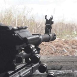 Батько командує опорником на одному пагорбі, а син — на сусідньому