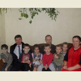 Ось так лікарі з Чернігова привітали багатодітну родину