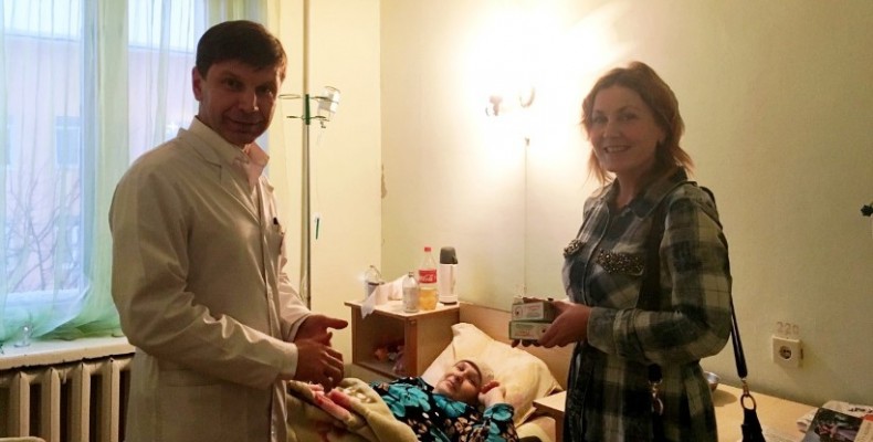 Хворі на онкологію отримали медичні препарати від Благодійного фонду