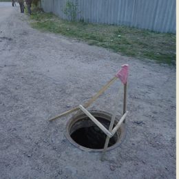У Чернігові знову викрадають кришки колодязних люків. Відео