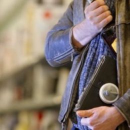 Поцупити пляшку коньяку бідолазі завадили охоронці