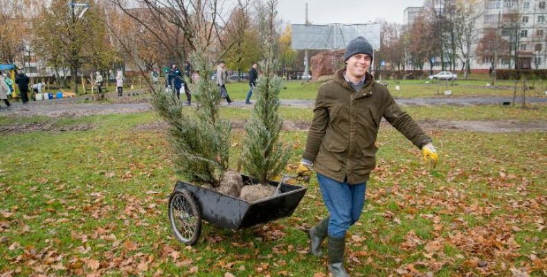 У Чернігові відбулася екологічна акція «Подаруй парку дерево»