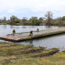 Військові навели понтонний міст на одному з притоків Десни