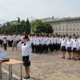 На Красній площі в Чернігові марширували молоді офіцери
