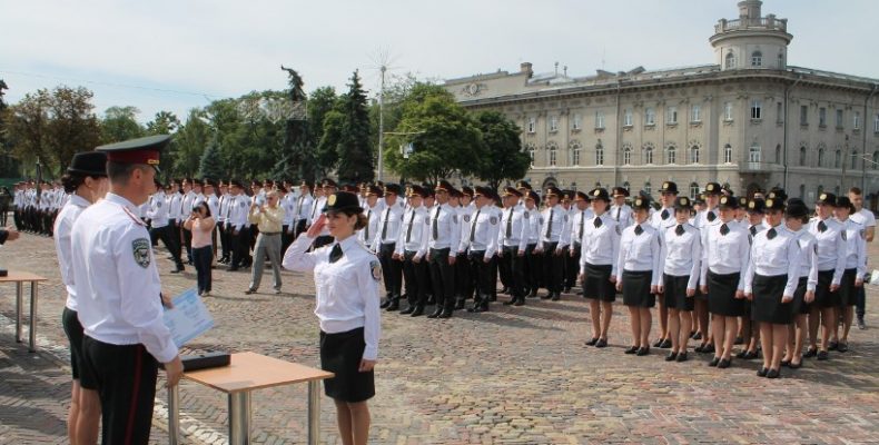 На Красній площі в Чернігові марширували молоді офіцери