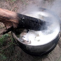 Рибальська юшка з поліном, горілкою та кропивою. Рецепт від політика