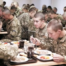 Про соки, фрукти, молочні продукти у солдатському раціоні