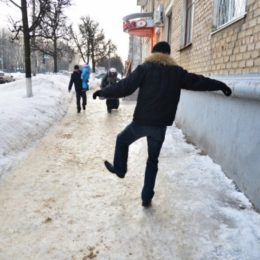 Як уберегтися від травм під час ожеледиці та падіння бурульок