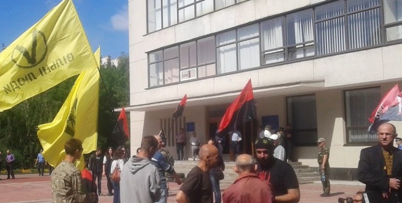 У Чернігові вимагали визнати добровольців офіційно учасниками АТО