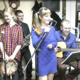Вони створюють пісні, щоб наповнити музику новим звучанням. Відео