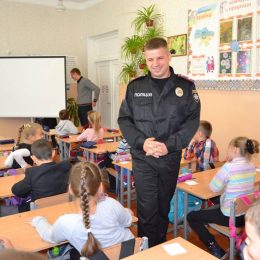Працівники поліції охорони провели незвичайний урок зі школярами