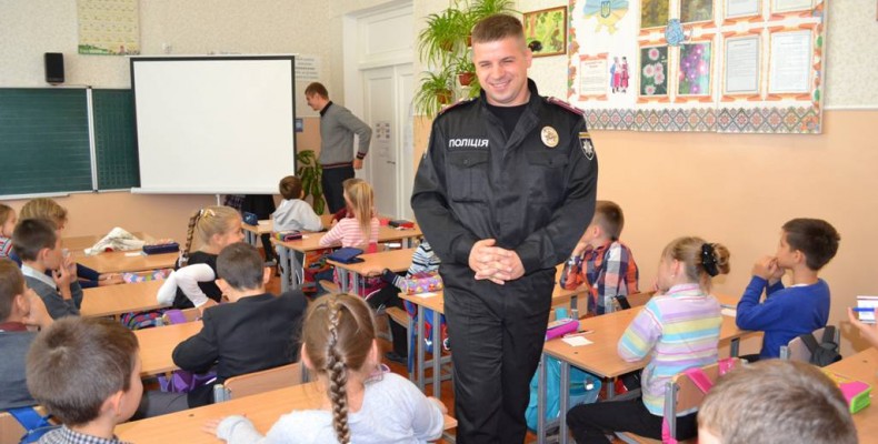 Працівники поліції охорони провели незвичайний урок зі школярами