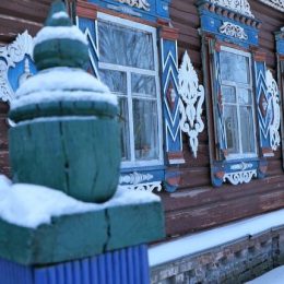 На Чернігівщині височіє будинок із магічними фігурками-орнаментами