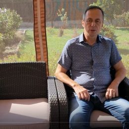 Він виріс під солом’яною стріхою, тому знає життя