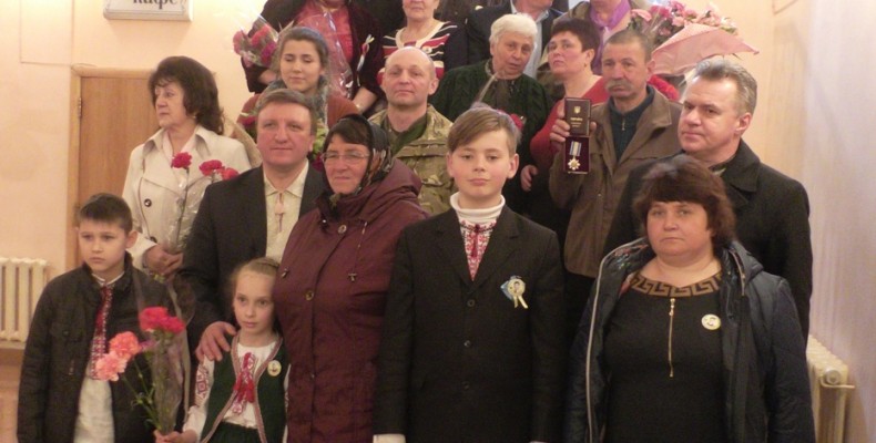 Як у Чернігові нагороджували родини загиблих бійців 13 батальйону