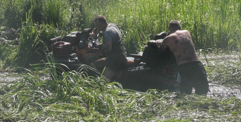 Чернігівські автоекстремали підкорювали непролазні болотяні хащі