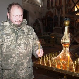 У нього інша місія – захистити українських бійців... молитвою