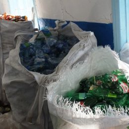 Сортують сміття, а зароблені гроші використовують розумно