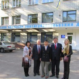 У Чернігові представник Японії передав каталог обладнання для тубдиспансеру