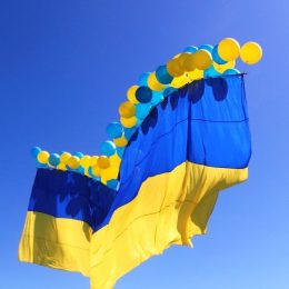 На окупований Донбас запустили найбільший прапор України
