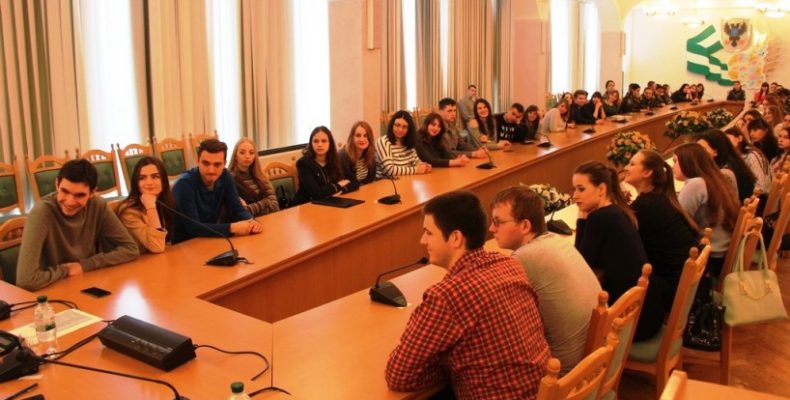 Чернігівський міський голова Владислав Атрошенко зустрівся зі студентами
