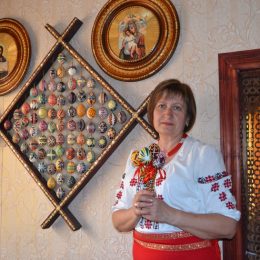 Вчителька понад 25 років розписує писанки