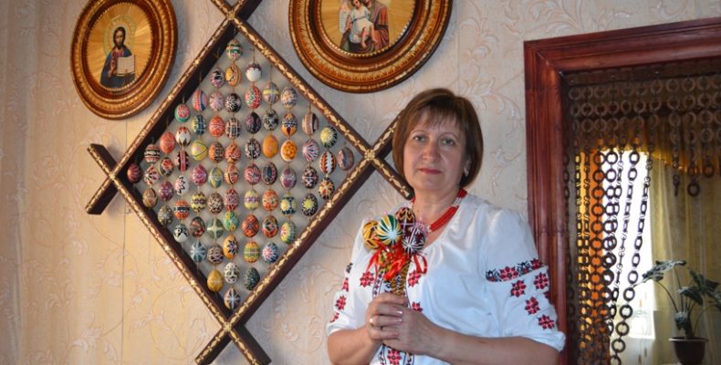 Вчителька понад 25 років розписує писанки