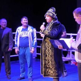 Казахський чапан для очільника Чернігівщини Валерія Куліча. Відео