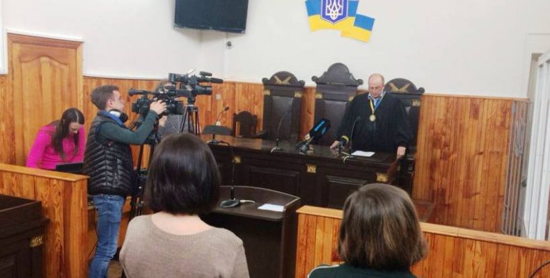 Волонтери хочуть покращити життєві умови дівчинки, яка позбулася батьків