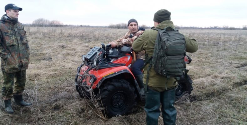 Браконьєри полюють на птахів, які щойно прилетіли з далеких країв