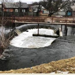 Води настільки багато, що протікає через шлюзи!