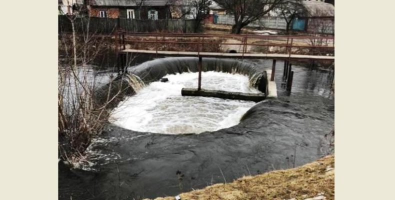 Води настільки багато, що протікає через шлюзи!