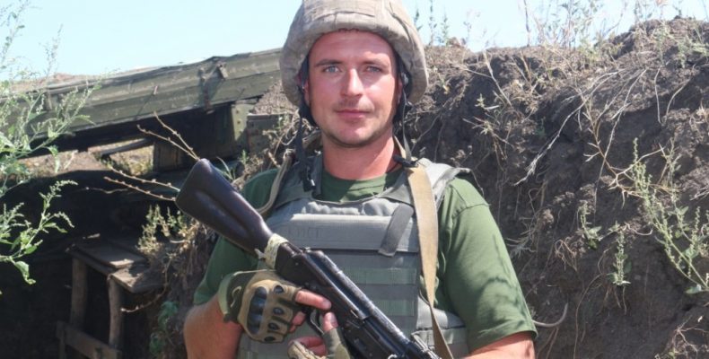 Боєць на Донбасі відбив десятки атак противника